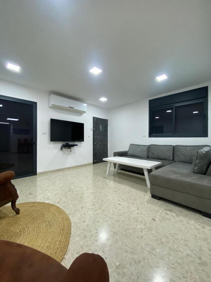 הבית של לוסי Apartment Qiryat Shemona Ngoại thất bức ảnh